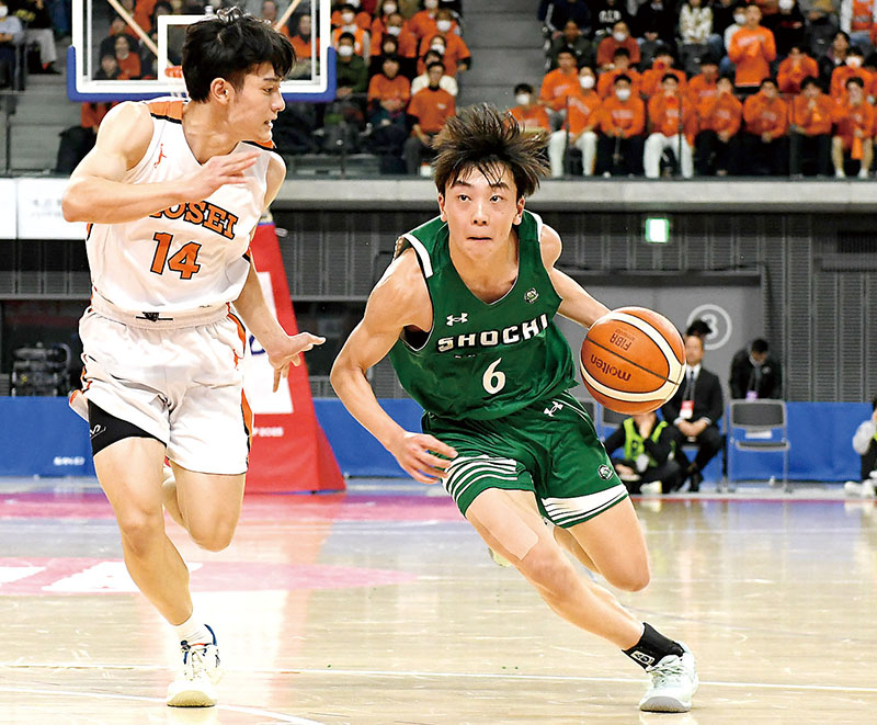 男子　浜松学院興誠―正智深谷　第2クオーター、正智深谷の山口（右）がゴール下に切り込む