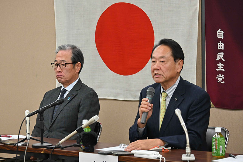 小谷野県議の刑事告訴が受理されたと発表した小島信昭県連幹事長（右）と調査委員長の中屋敷慎一県議＝24日午後、さいたま市浦和区