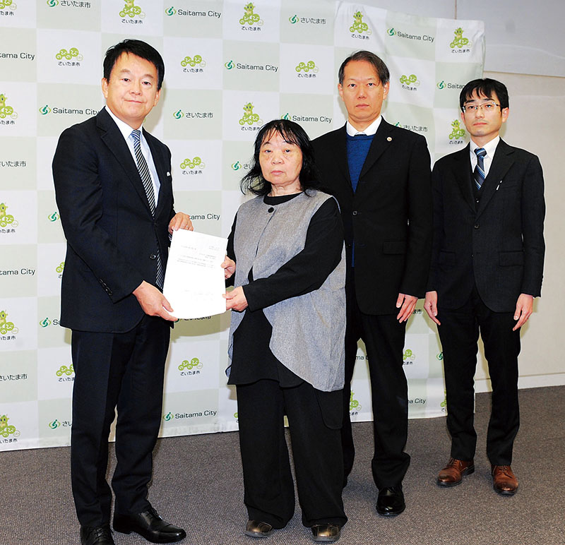 清水勇人市長（左）に答申書を手渡す市いじめ問題再調査委員会の市川須美子委員長（左から2人目）ら委員＝22日午前、さいたま市役所