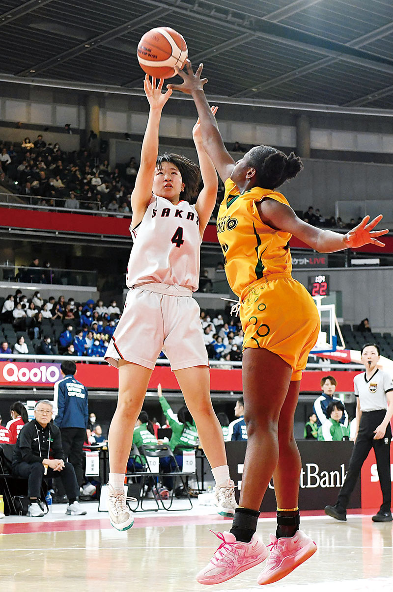 女子　埼玉栄―福島東稜　第3クオーター、埼玉栄の西幅（4）がシュートを放つ