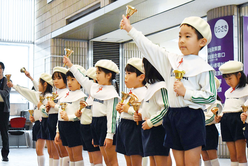 ハンドベルを演奏する子どもたち＝22日午後、狭山市入間川