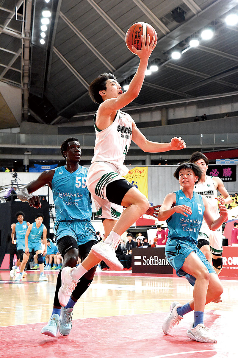 男子　正智深谷―山梨学院　第2クオーター、正智深谷の加藤（手前）がシュートを決める