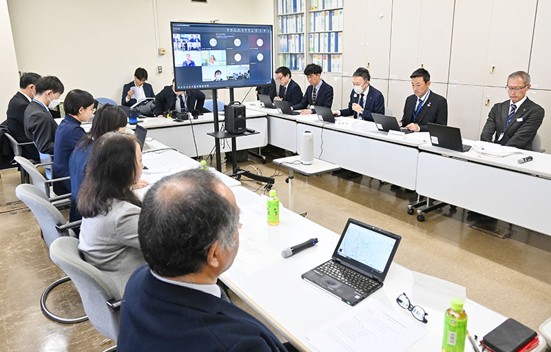 大宮公園周辺道路問題検討委員会の様子＝25日午前、県庁第二庁舎