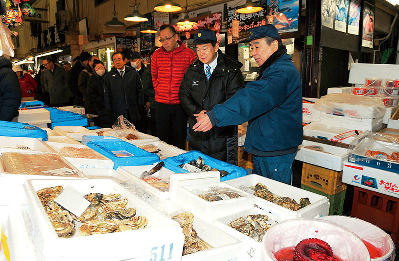 埼玉県魚市場の鈴木清社長（右）の説明を聞く清水勇人市長（右から2人目）、伊藤仕市議会議長（同3人目）