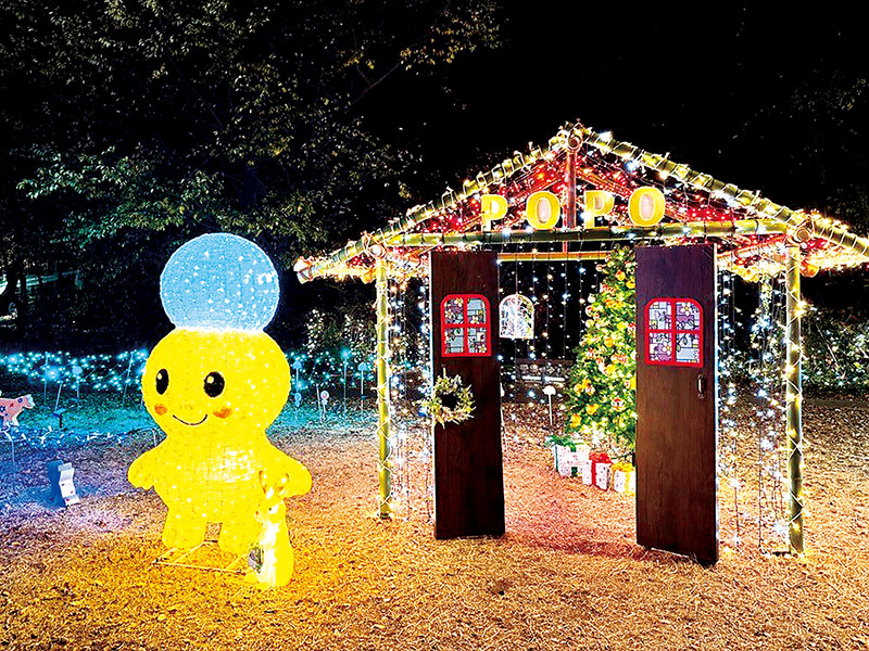 「あさか冬のあかりテラス2025」で設置されている朝霞市のマスキャラ「ぽぽたん」と「ぽぽたんのおうち」（朝霞市提供）