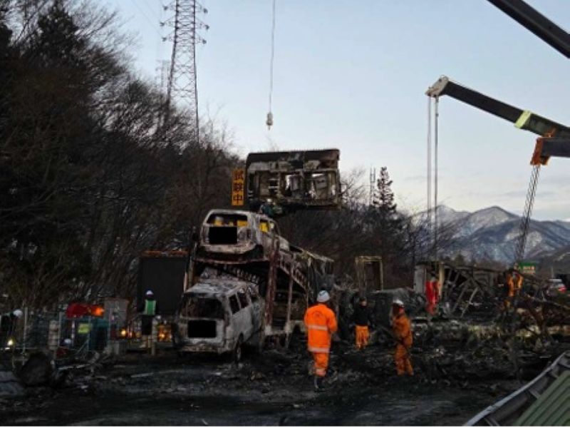 焼損車両の撤去作業現場1（NEXCO東日本発表資料から）
