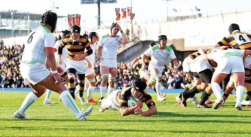 青森山田―慶応志木　後半26分、慶応志木のフッカー李がモールから抜け出しトライを決める