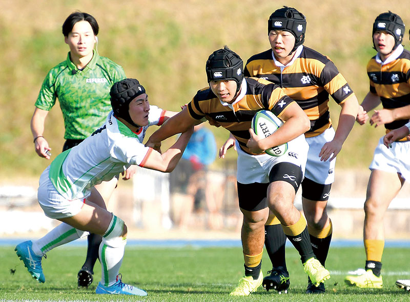 青森山田―慶応志木　前半10分、慶応志木のCTB浅野（中央）が相手を抜き去る