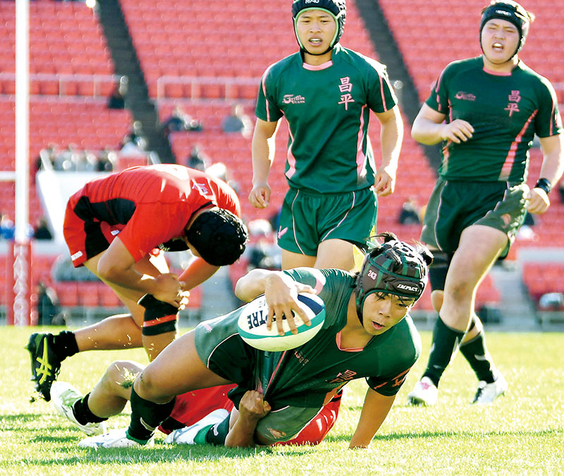 昌平―四日市工　後半12分、昌平のロック斉藤（手前）がトライを決める