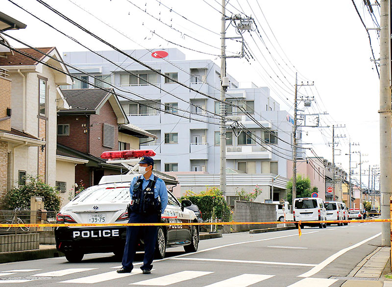 入居者の女性2人が殺害される事件が発生した「若葉ナーシングホーム」＝10月15日、鶴ケ島市若葉2丁目