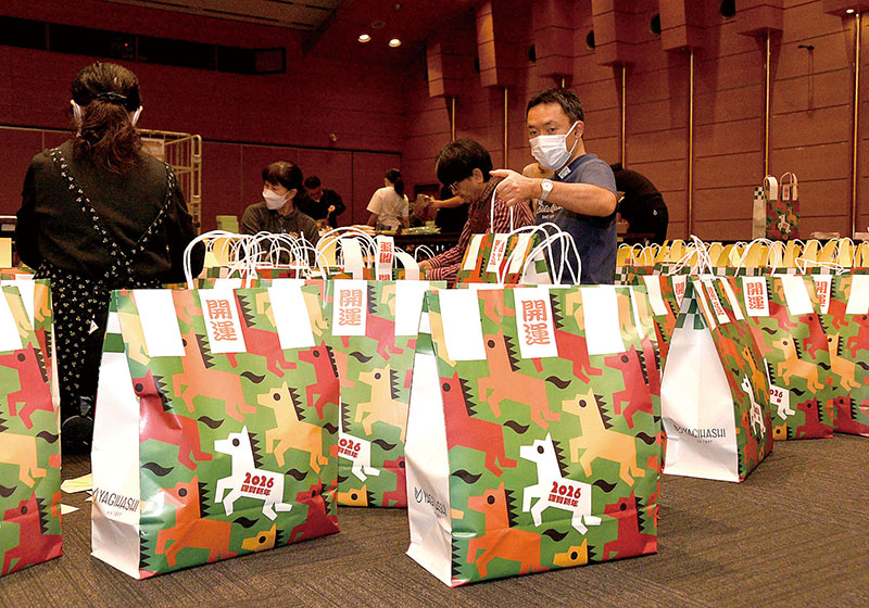 福袋の詰め込みをする従業員たち＝27日、熊谷市仲町の八木橋百貨店