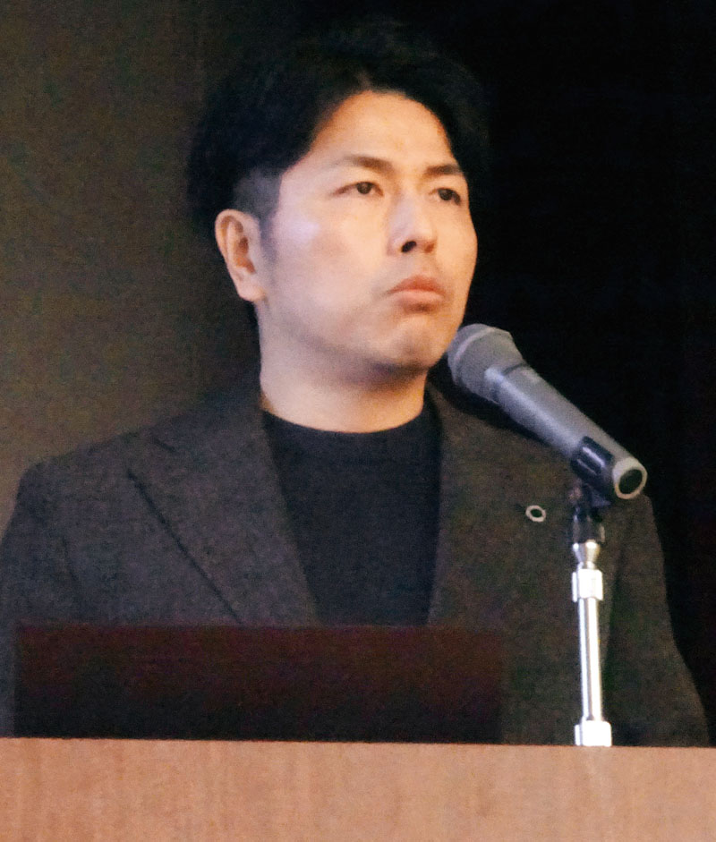 「相手の立場に立ち、思いやりを持つことが未来を守る」と語る松永拓也さん＝22日午前、毛呂山町の埼玉平成中学・高校