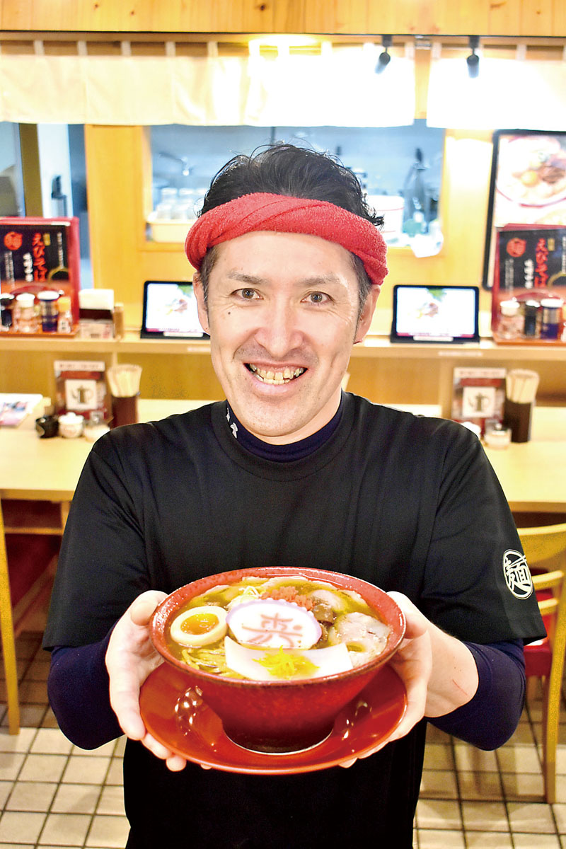 正月限定「寿！特製えびそば」を紹介する店主の吉岡忍さん