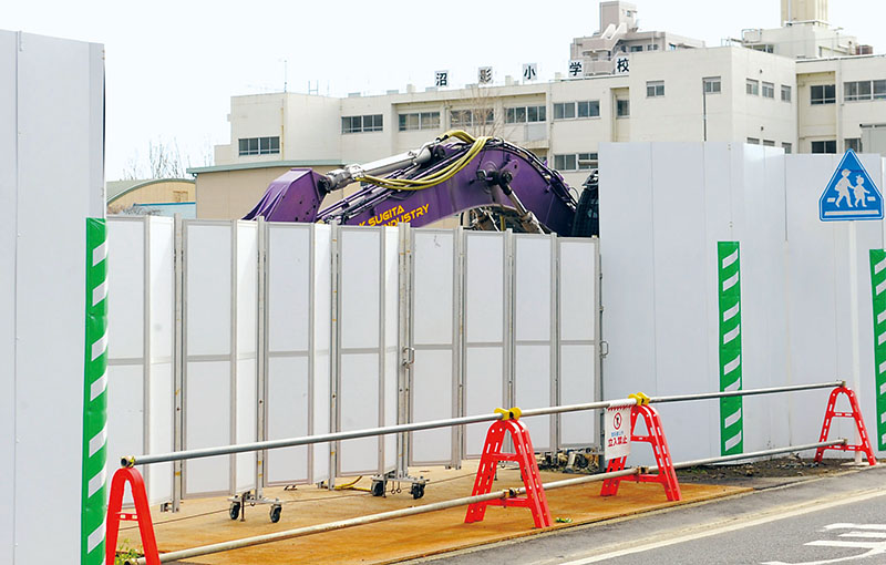 義務教育学校5～9年生の校舎建設予定地。沼影公園の解体工事が行われている。後方は市立沼影小学校＝12月16日、さいたま市南区