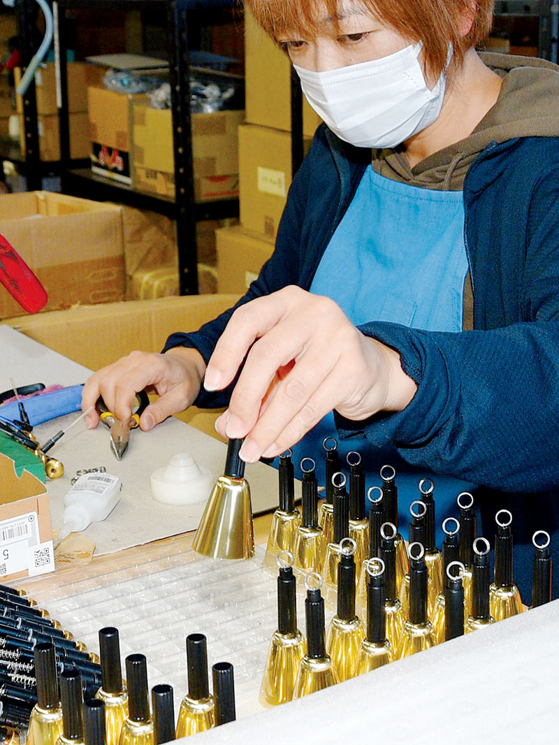 最終段階の組み立て作業に追われる従業員