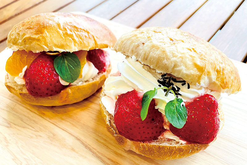 小学生が考案したあまりんのバーガー「イミアレッチバーガー」（左）と「あまりんっピ」