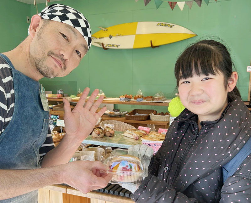 バーガーを考案した小学生（右）と、パン店「ヘルスケアブレッドラッキーズ」の臼井大吉さん
