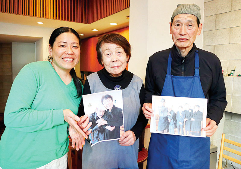 ナシムさんと撮った写真を手にする（右から）オーナーの中平勝生さん、順子さん、佐藤真由果さん＝4日、浦和区のカフェ土瑠茶