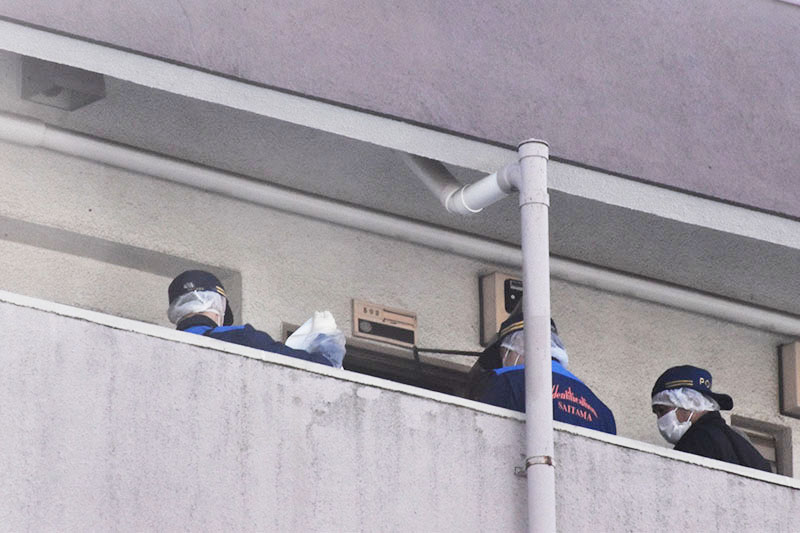 現場となったマンションの一室に出入りする警察官ら＝2日正午ごろ、川口市中青木4丁目