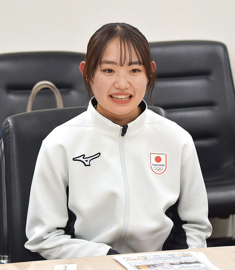 ミラノ・コルティナ五輪に向けて意気込む金井莉佳選手＝2025年12月15日、鴻巣市役所