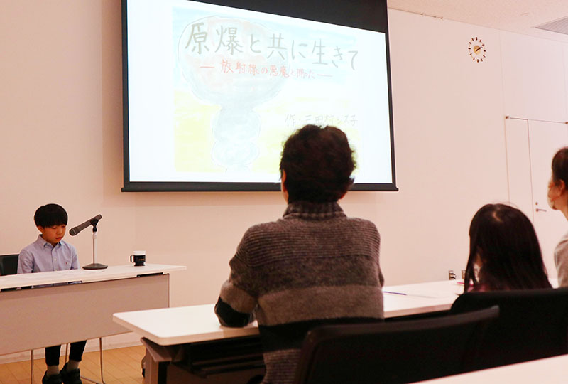 細井奏志さん（左）の交流証言講話を聴く参加者＝21日、さいたま市大宮区の大宮区役所