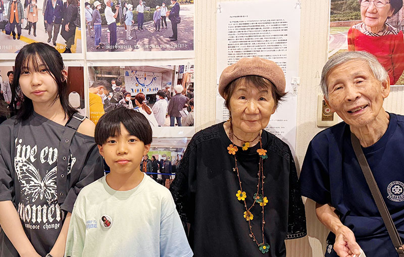 三田村静子さん（中央右）の平和活動40周年展に駆け付けた細井奏志さん（同左）。両脇は奏志さんの姉彩夏惠さんと三田村さんの夫（細井奏志さん親族提供）