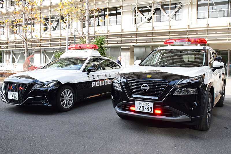 聴覚障害者に配慮した新型赤色灯が搭載されたパトカー（右）と従来型赤色灯のパトカー＝23日午後、さいたま市浦和区の県庁第2庁舎
