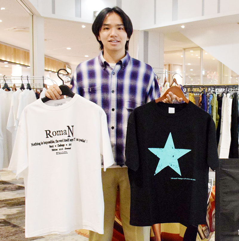 Tシャツを持つ上原竜馬さん