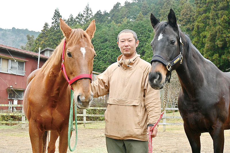 「ぜひ馬たちに会いに来て」と話す代表の鈴木詠介さんと、牝馬のアマーレ（左端）と明日花＝ときがわ町西平のホースケアガーデン