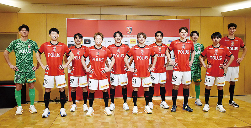 新加入した（左から）佐藤瑠星、片山瑛一、植木颯、宮本優太、松永颯汰、二田理央、肥田野蓮治、田中義峯、吉田舜、和田武士、ディドゥリカ＝6日午後、埼玉スタジアム