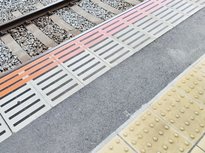 【ちなみ】ホームと線路（JR大宮駅の高崎線ホーム）＝鉄道イメージ
