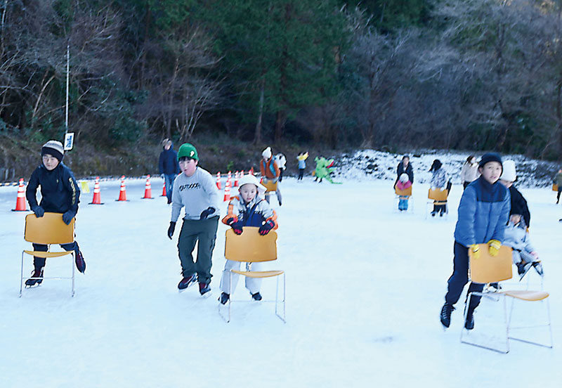 いすを再利用した補助具も使ってスケートを楽しむ子どもたち
