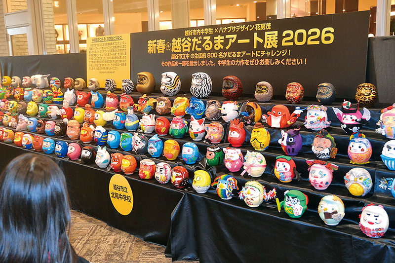 個性あふれる中学生が制作しただるまが並ぶアート展