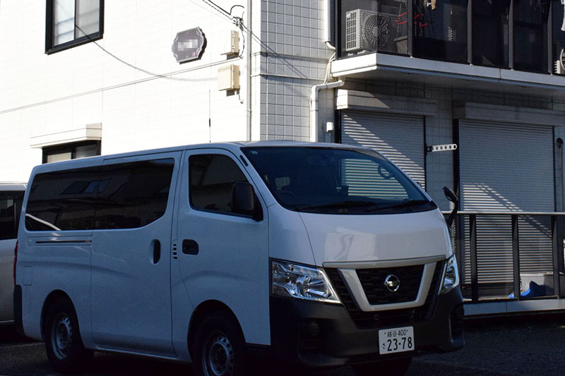 女性の遺体が発見された現場のアパート。男は1階の部屋に居住していた＝9日午後、新座市野火止3丁目（画像の一部を加工しています）