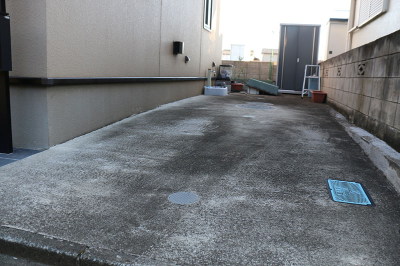 女性が連れ去られたとみられる駐車場＝9日午後、川越市