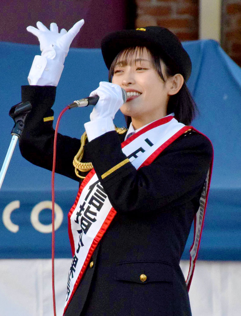 県警が作詞作曲をした「パトロール☆ダッシュ」を歌う松岡ななせさん