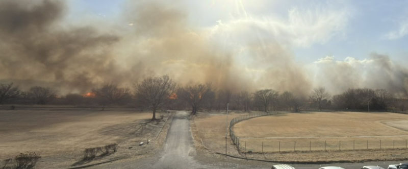 強風にあおられ燃え広がる河川敷火災＝11日午後2時ごろ、熊谷市石原の荒川河川敷