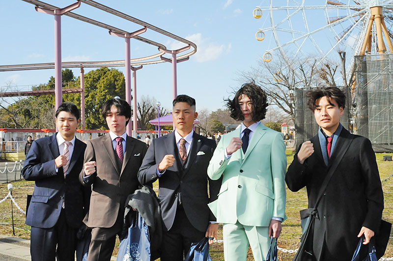 風にも負けず、記念撮影をする男性新成人＝11日、宮代町須賀の東武動物公園