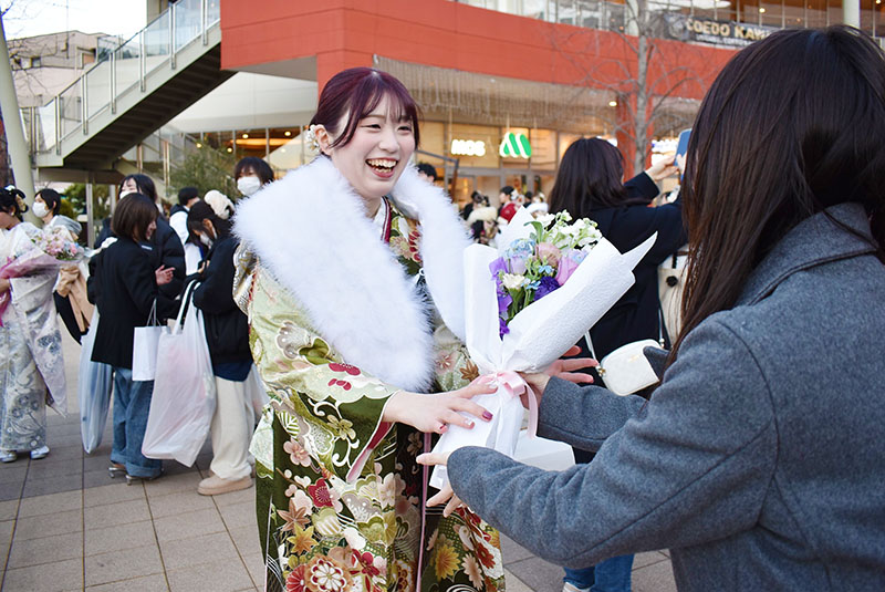 知人からサプライズの花束を受け取る参加者ら＝11日、川越市新宿町