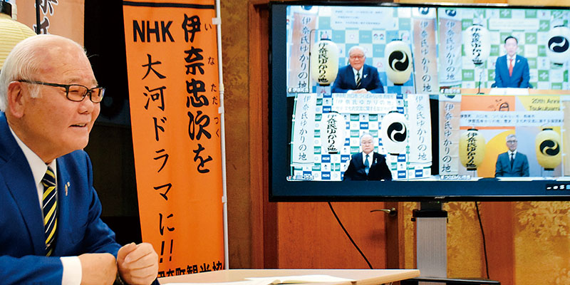 伊奈氏ゆかりの地交流協定のオンライン締結式で。大島清・伊奈町長（左）と画面上に並んだ4市町の首長＝12月25日午後、伊奈町役場会議室