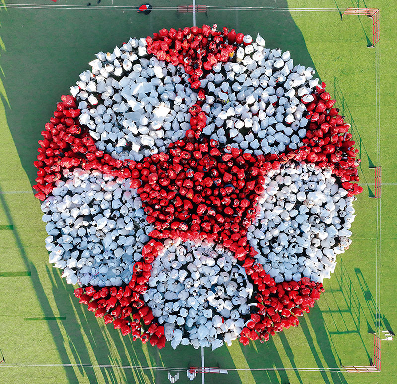 1198人の参加者で作られたサッカーボールアート（(c)株式会社ドローンブリス）
