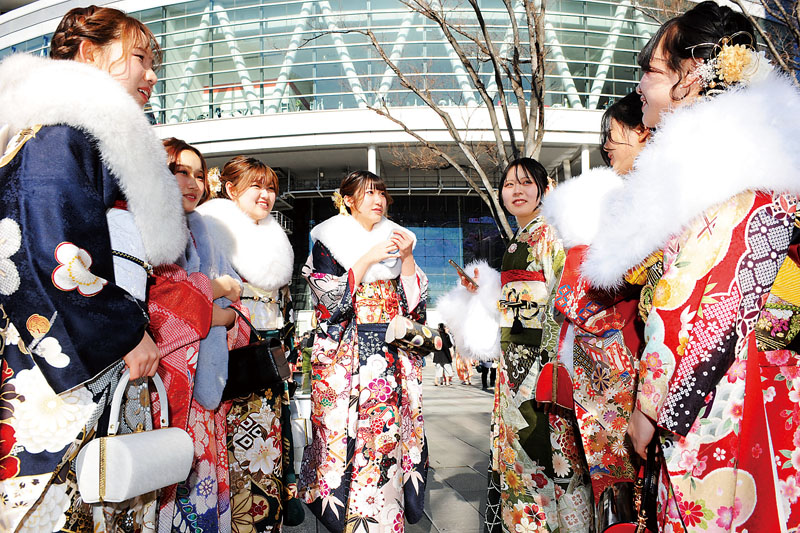 「二十歳の集い」の式典前にさいたまスーパーアリーナの外で談笑する出席者たち＝12日午前、さいたま市中央区