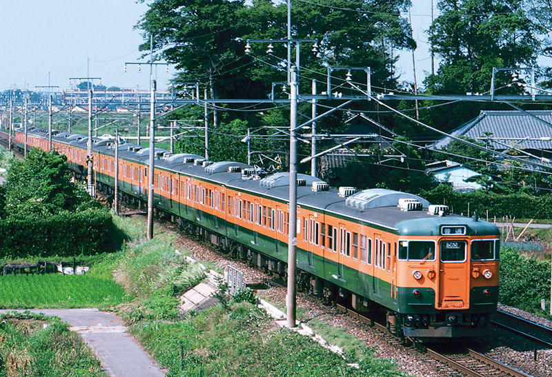 東北本線（東鷲宮～栗橋間）を走る115系＝1982年（鉄道博物館提供）