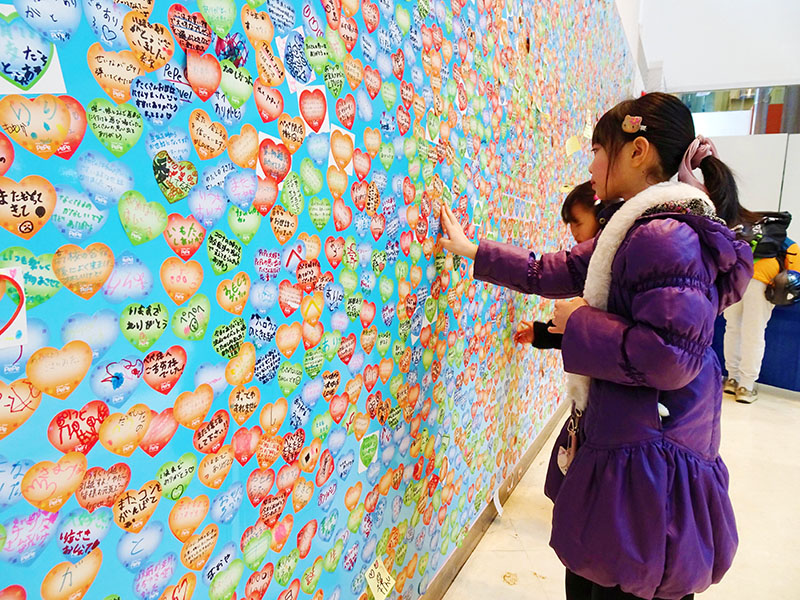 利用客らから寄せられたメッセージを貼ったボード＝13日、川越市新富町