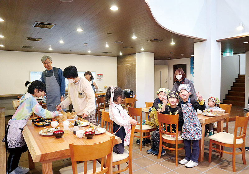 第1、2木曜の夕方に開催される子ども食堂の様子＝8日、さいたま市中央区のリプロ・さいたま子ども食堂