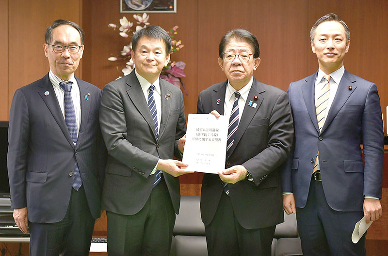 金子恭之国交相（右から2人目）に要望書を手渡した清水勇人さいたま市長ら＝13日午後、東京都千代田区