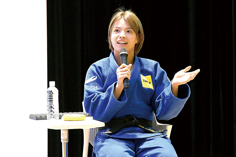 「情熱持ち、自分の強みを見つけてほしい」と話す柔道の阿部詩選手＝13日、川口市立高校付属中学校大ホール