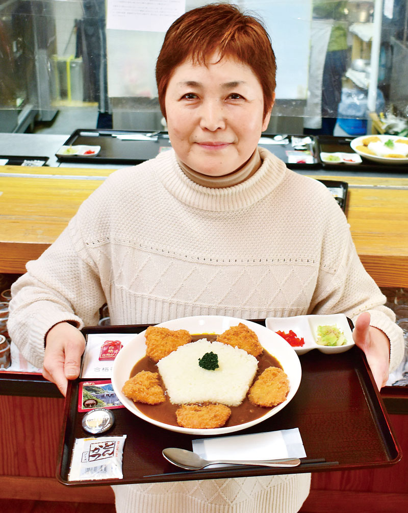 10年目を迎えた、ごうかくダムカレーを紹介する今井里美さん＝9日、秩父市上吉田の吉田元気村クラブハウス