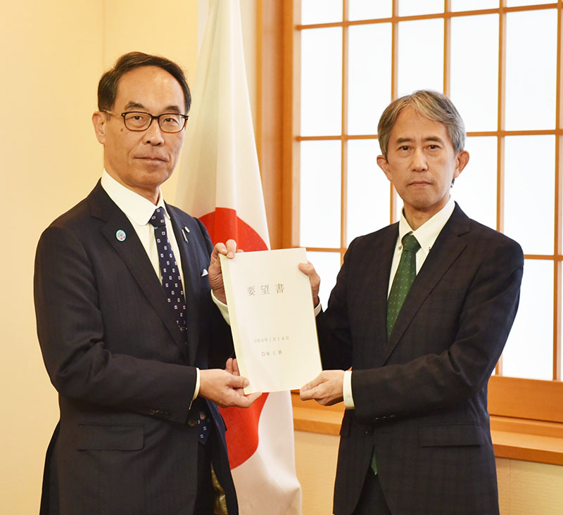 外務省の岩本桂一中東アフリカ局長に要望書を手渡す大野元裕知事（左）＝14日午後、東京都千代田区