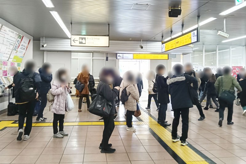 北浦和駅切符売り場の様子＝午前10時ごろ（一部画像加工）